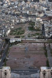 Image du Maroc Professionnelle de  Gros plan sur l’axe de la percée de la future avenue de la Mosquée, on voit une grande partie de l’ancienne médina extra-muros qui a été détruite que représente le terrain vague du premier plan, toutes les constructions au centre de cette image disparaitront à leur tour, Lundi 12 Janvier 2009. (Photo / Abdeljalil Bounhar)